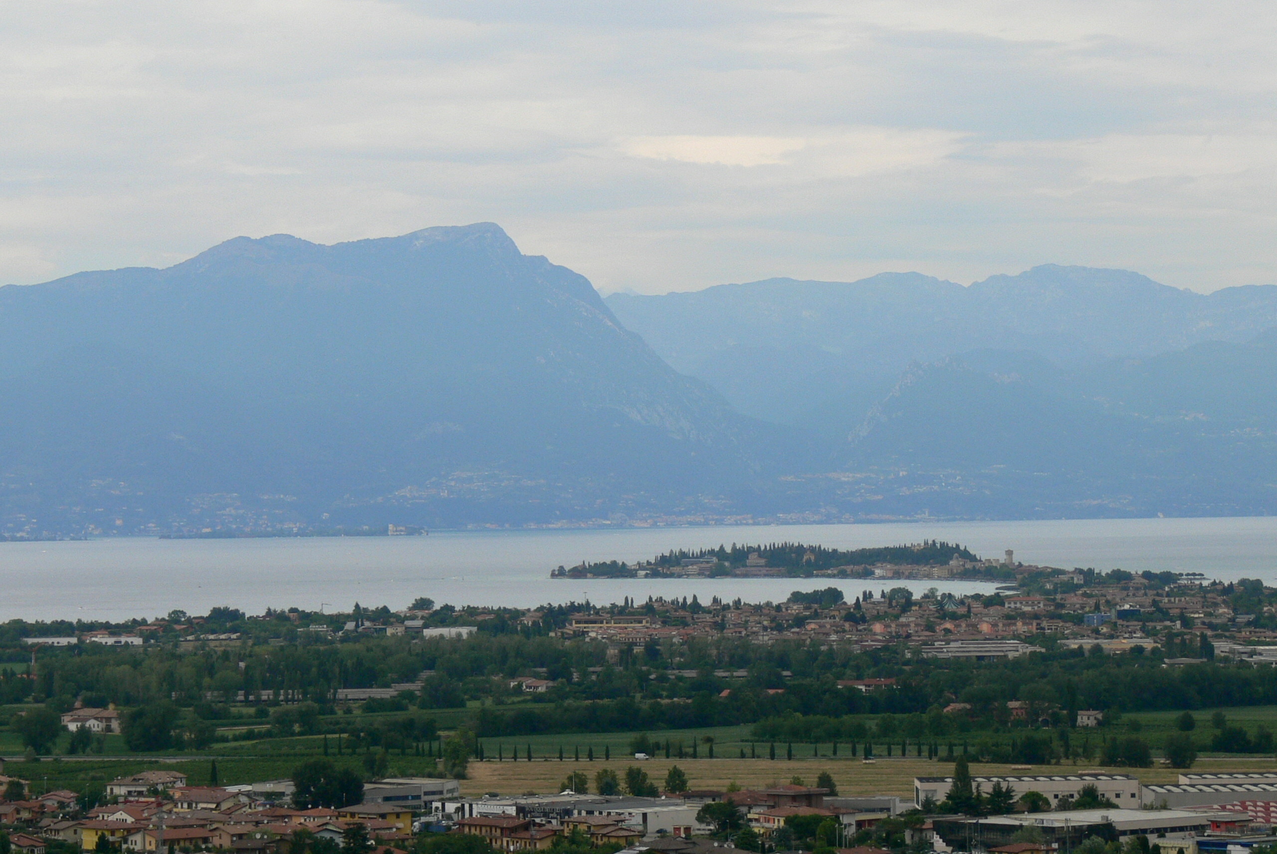 Lago di Garda visto da San Martino della Battaglia - Sirmione sullo sfondo